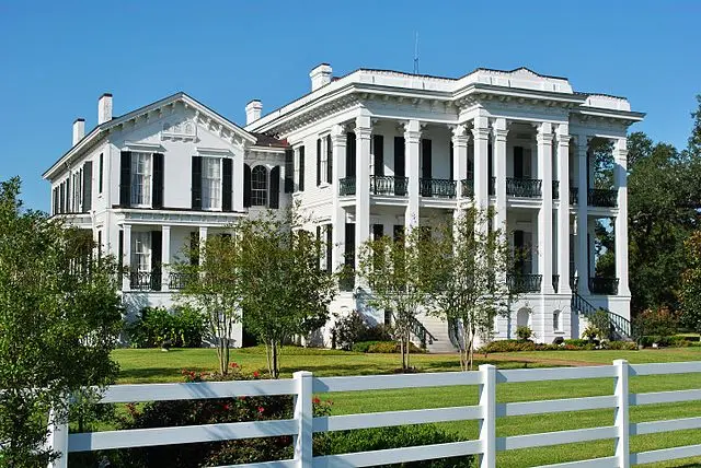 The Dark Secrets of Nottoway Plantation: America’s Largest White Mansion Hides More Than History